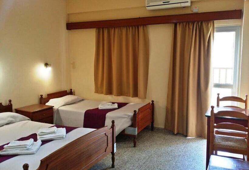 חדר סטנדרט לשלושה, Minaides