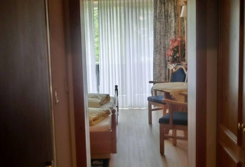 スタンダードルーム, Resi Von Der Post