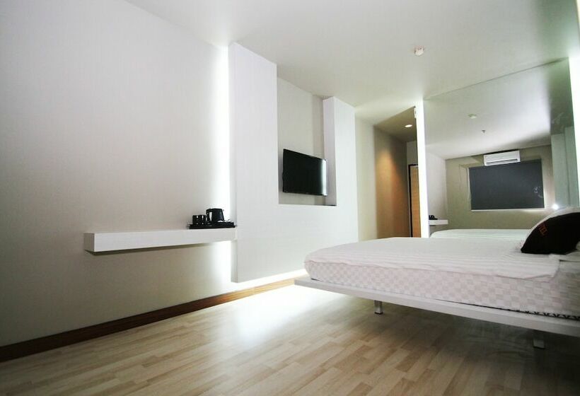 חדר דלוקס, The L Hotel Entertainment