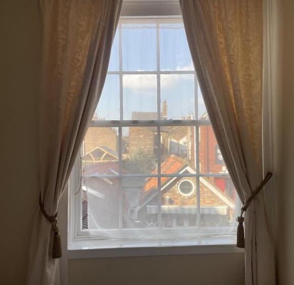 اتاق استاندارد, Diamonds Inn