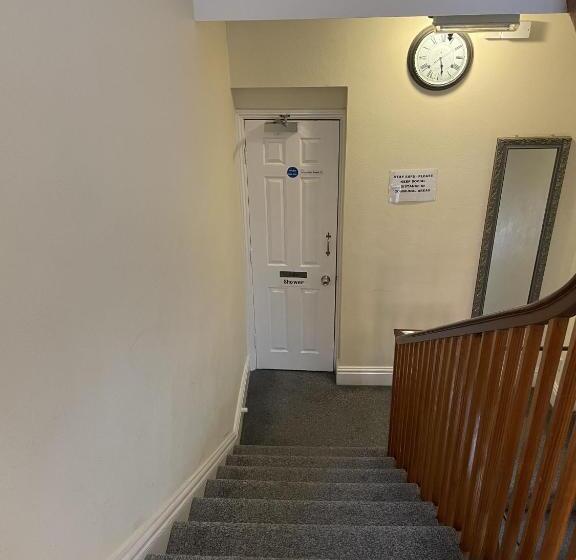 اتاق اکونومی, Diamonds Inn