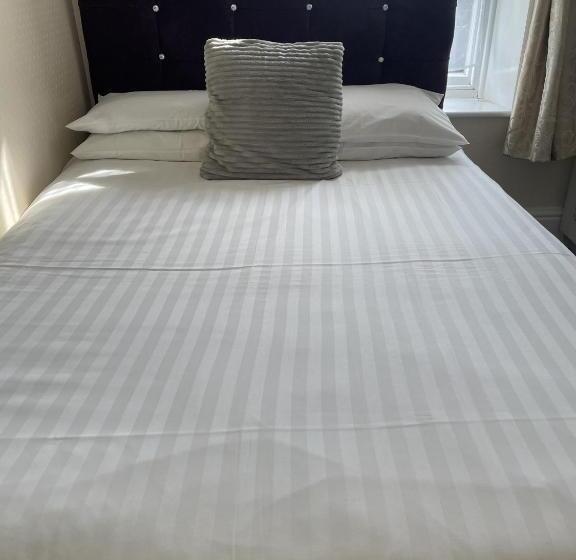 اتاق اکونومی, Diamonds Inn