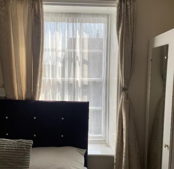 اتاق اکونومی, Diamonds Inn