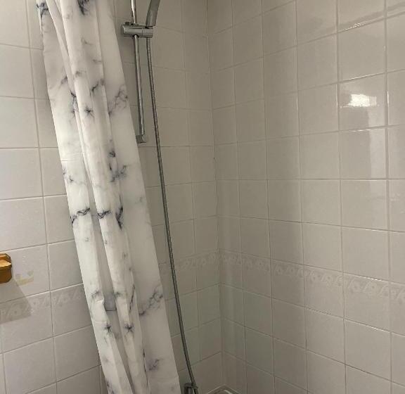 اتاق استاندارد یک تخته با سرویس بهداشتی مشترک, Diamonds Inn