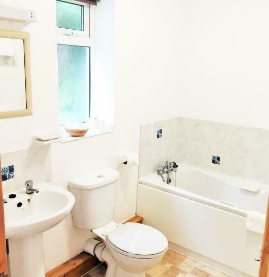 غرفة عائلية, Forest Edge Motel