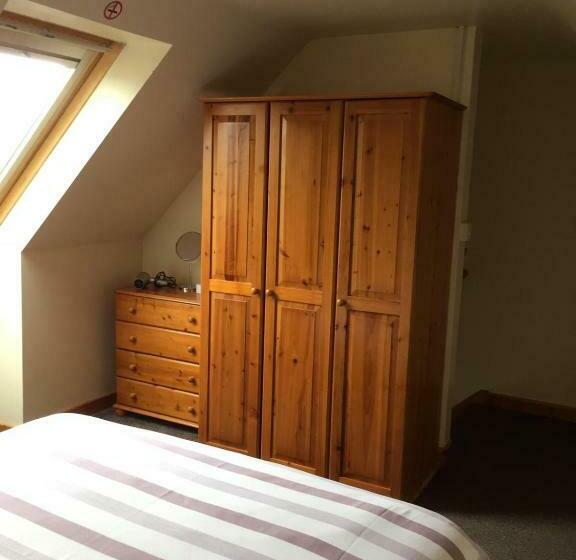 غرفة عائلية, Forest Edge Motel