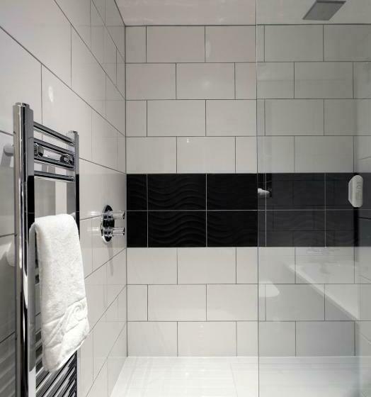 家庭间, The John Francis Basset Wetherspoon