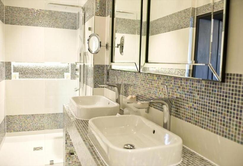 חדר אקזקיוטיב, The Lodge At Kingswood