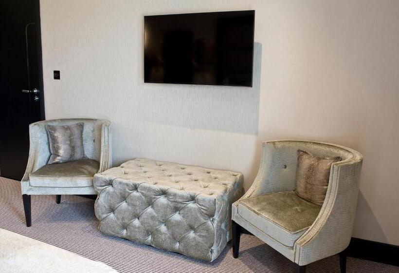 חדר אקזקיוטיב, The Lodge At Kingswood