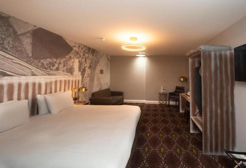 ファミリールーム, The Saxon Crown Wetherspoon