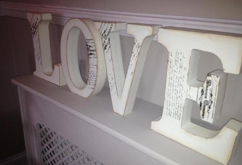 סוויטה דלוקס, The Castle House