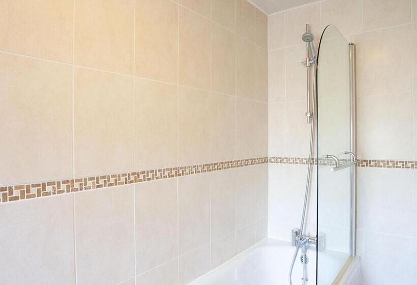 غرفة قياسية, The Castleton