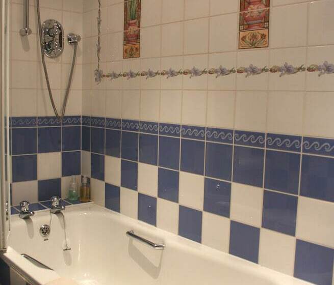 اتاق استاندارد سه نفره, The Telstar