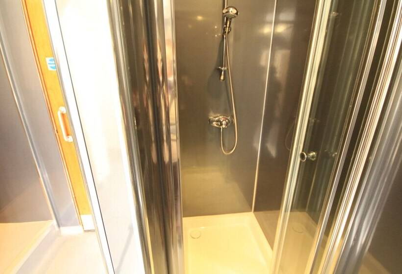 스탠다드 트리픔 룸 공동욕실, Crianlarich Youth Hostel