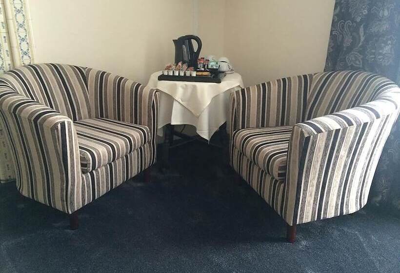 غرفة ديلوكس, The Lowenac