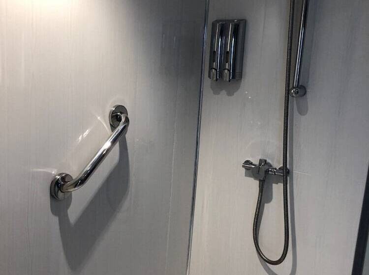 غرفة سوبيريور, The Lowenac