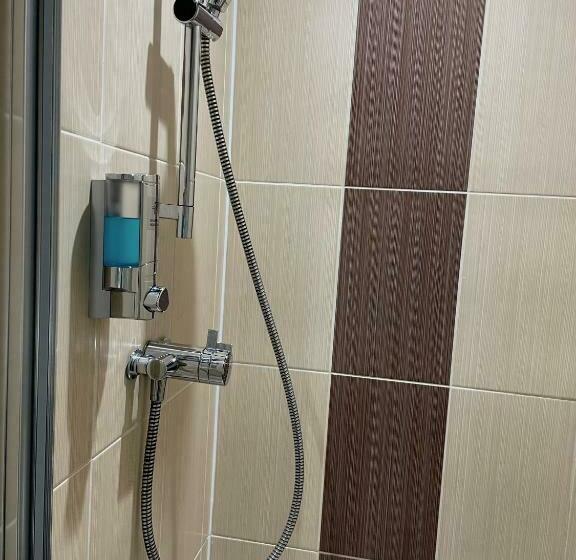 اتاق لوکس, The Ranald