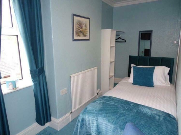 غرفة قياسية فردية, Vallum House