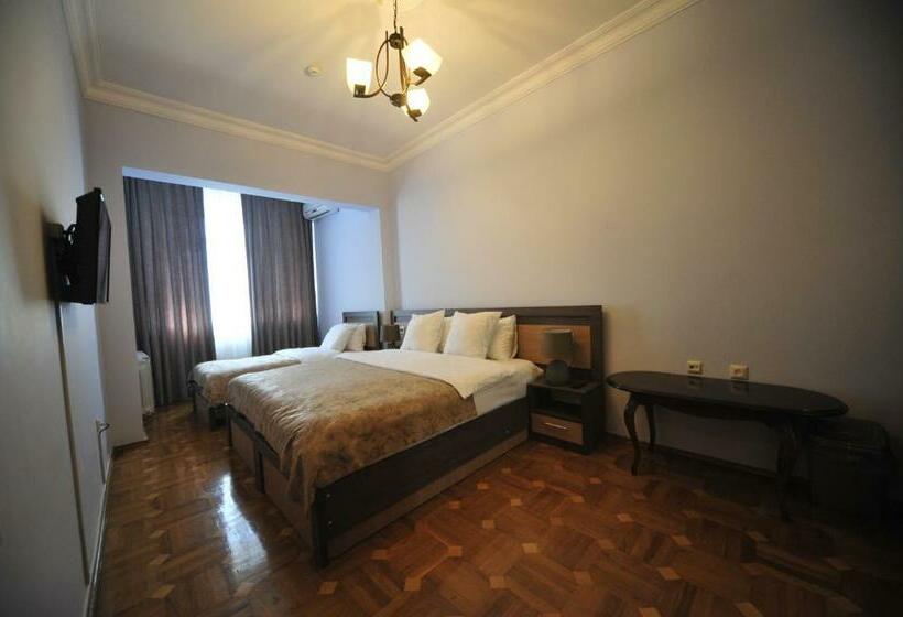 اتاق خانوادگی با چشمانداز باغ, Guest House Batumi Globus