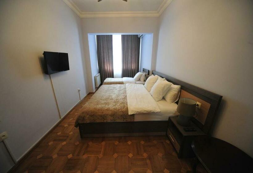اتاق خانوادگی با چشمانداز باغ, Guest House Batumi Globus