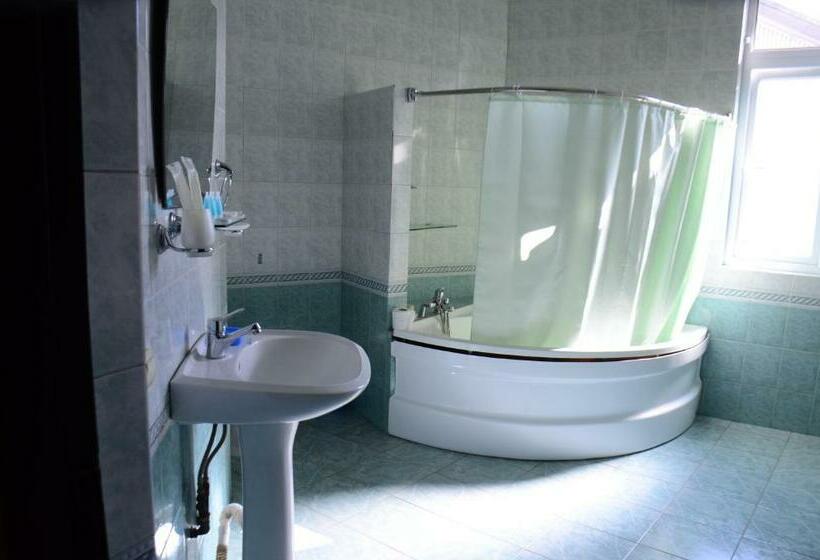 اتاق خانوادگی با چشمانداز باغ, Guest House Batumi Globus