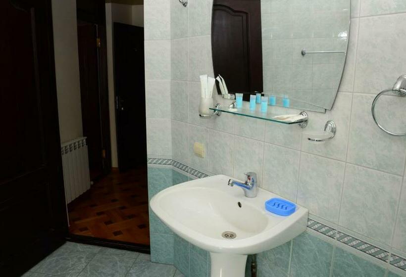 اتاق خانوادگی با چشمانداز باغ, Guest House Batumi Globus