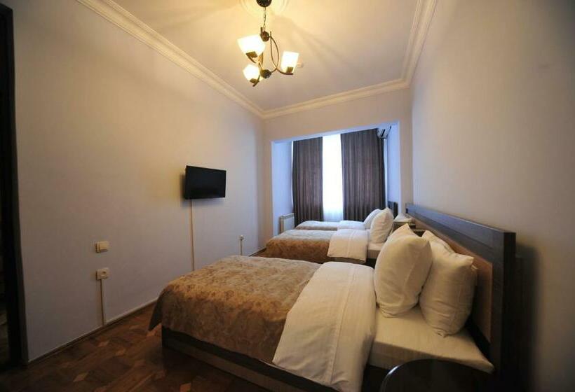 اتاق خانوادگی با چشمانداز باغ, Guest House Batumi Globus