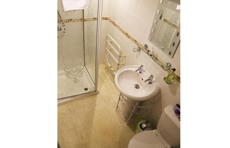 标准单人间, The Thornhill