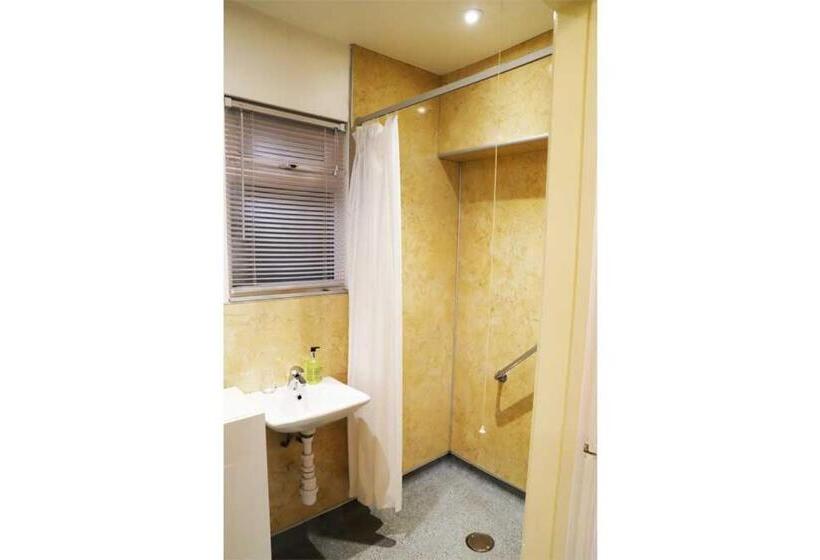 一楼标准间, The Thornhill