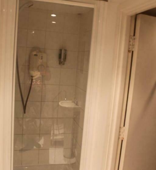 חדר סטנדרט, The Wheatsheaf