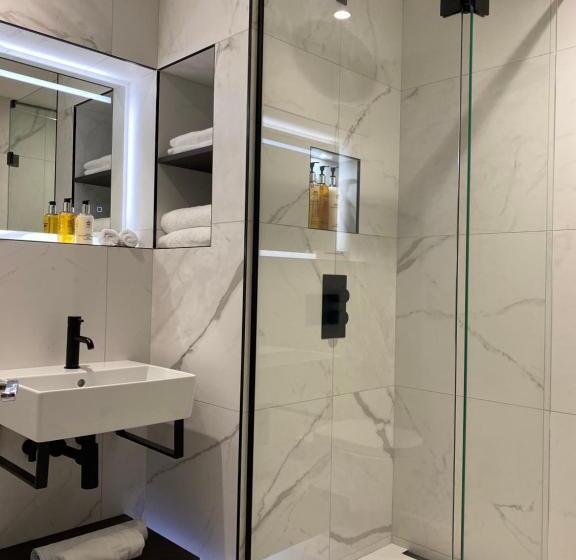 חדר דחוקס עם מיטת קינג, The General Tarleton