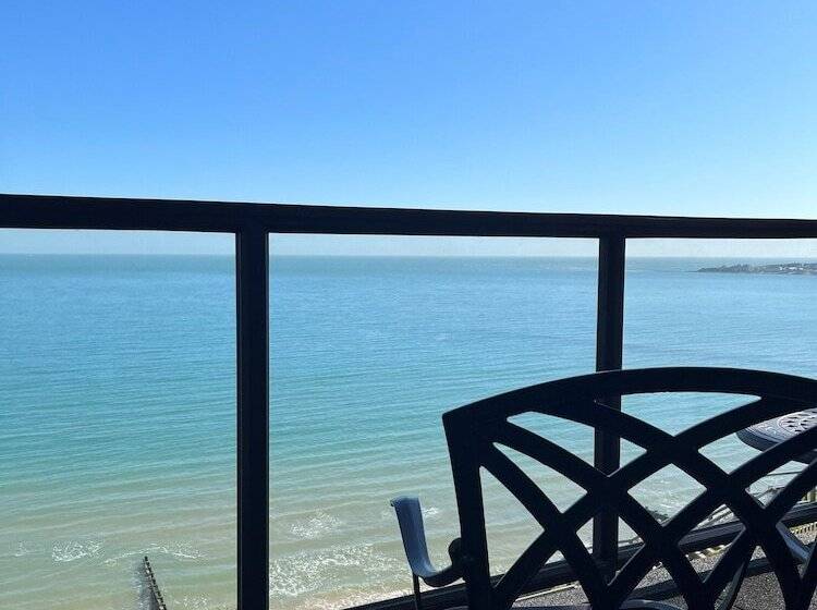 オーシャンビュースタンダードルームバルコニー付き, The Pines