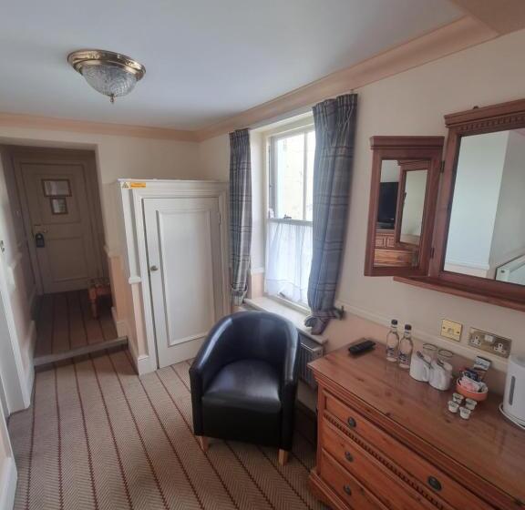 غرفة قياسية مطلّة علي البحر, The Royal Oak