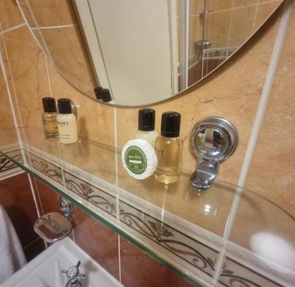 غرفة عائلية, The Royal Oak