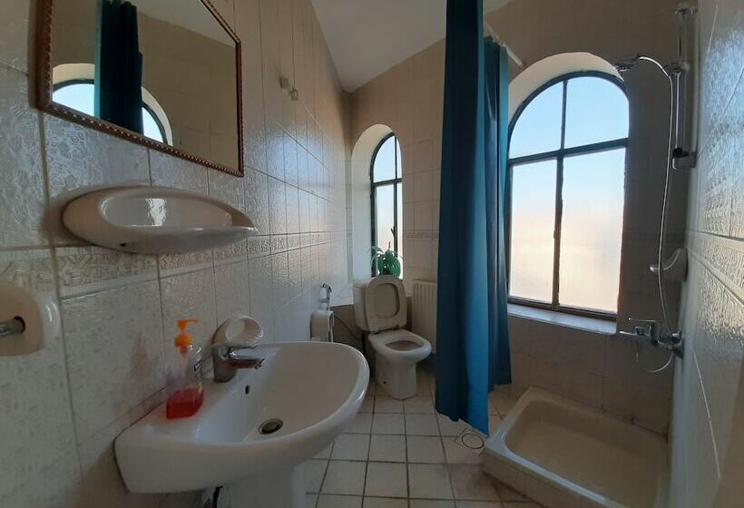 اتاق لوکس, Moab Land