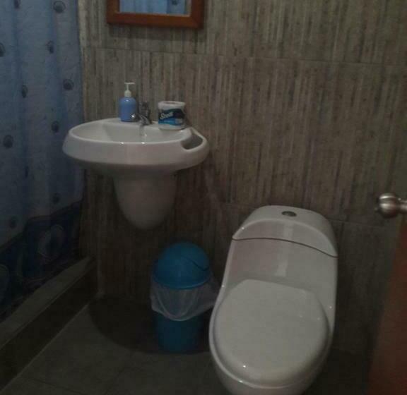 חדר משפחתי, Galapagos Native