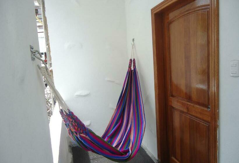 חדר סטנדרט לשלושה, Galapagos Native