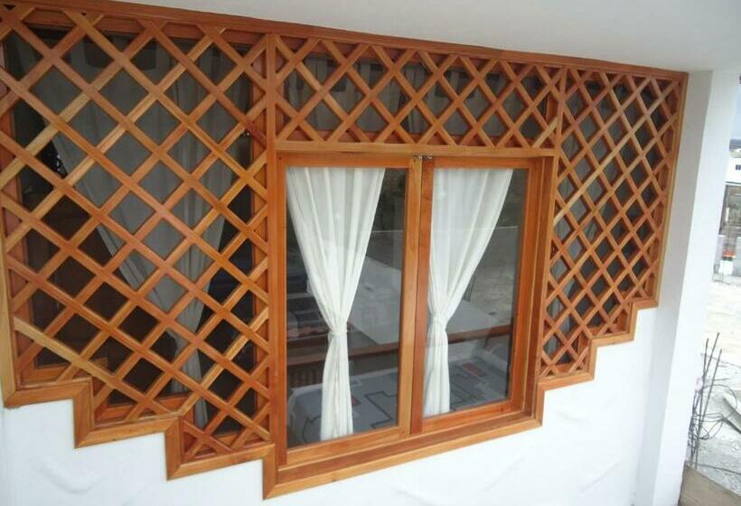 חדר משפחתי, Galapagos Native