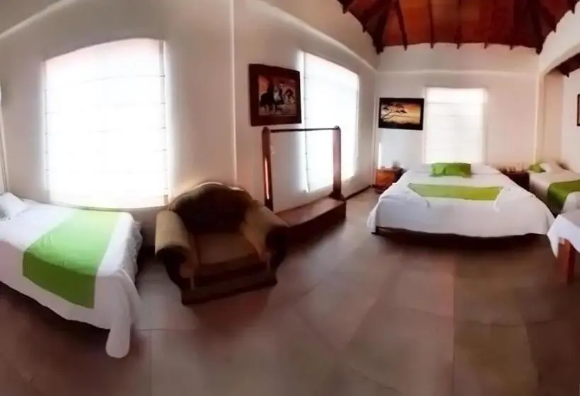 エコノミー４人部屋, San Vicente Galapagos