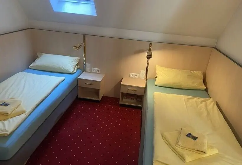 Standard Neljän Hengen Huone, Gästehaus Niki