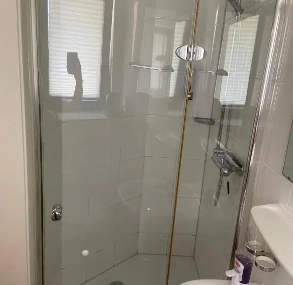 Standard Yhden Hengen Huone, Gästehaus Niki