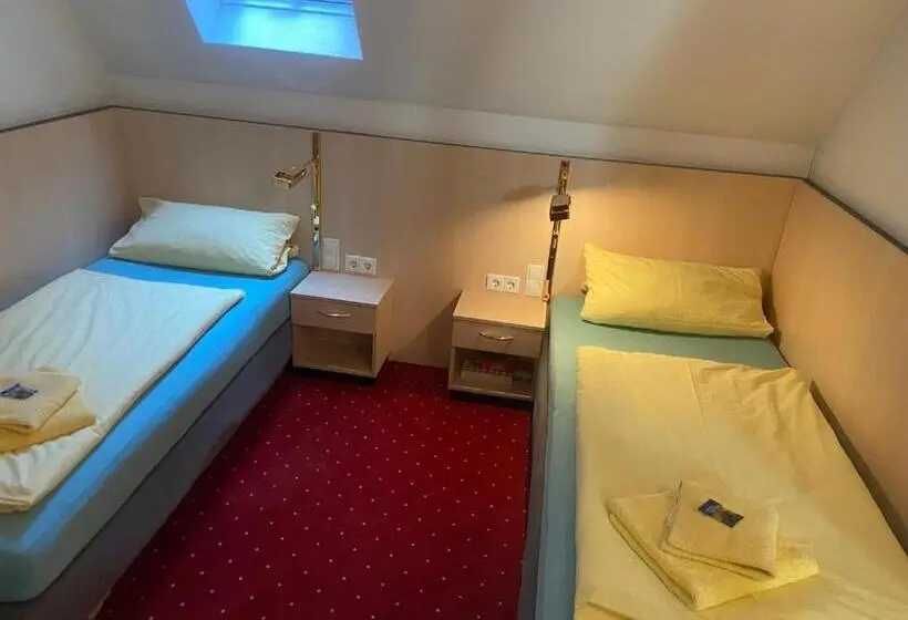 Standard Neljän Hengen Huone, Gästehaus Niki