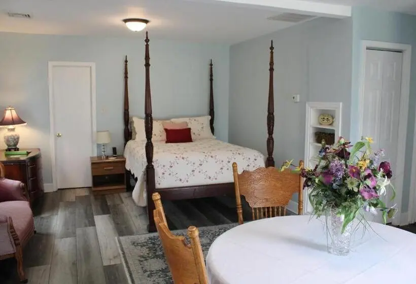 Standard-studio, The Virginia Cliffe Inn
