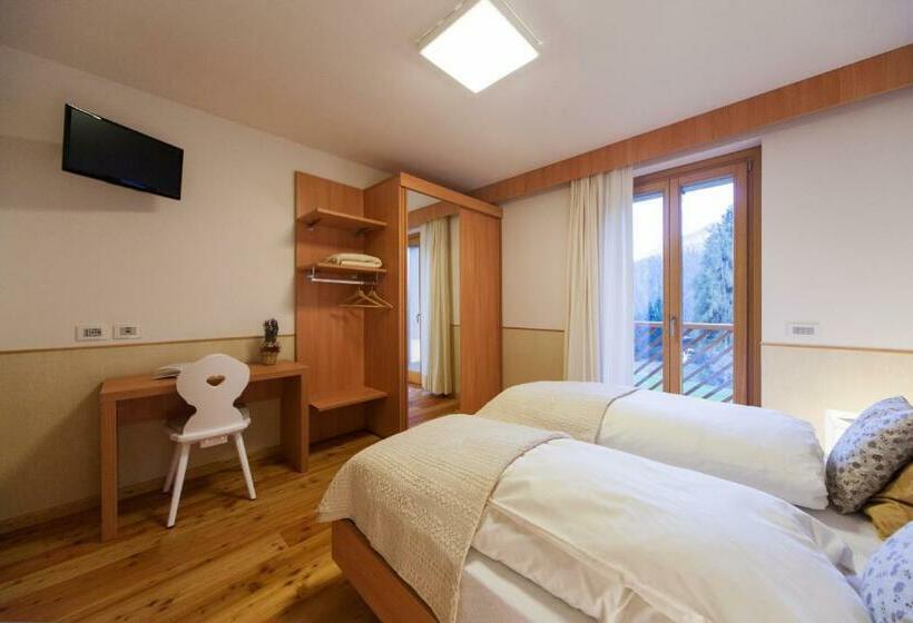 חדר סטנדרט לשלושה, Lumen