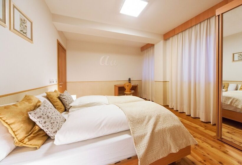 חדר סטנדרט לשלושה, Lumen