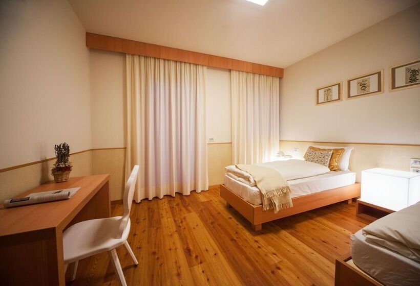 חדר סטנדרט לשלושה, Lumen