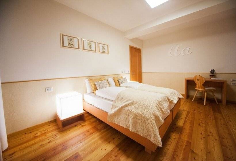 חדר סטנדרט לשלושה, Lumen