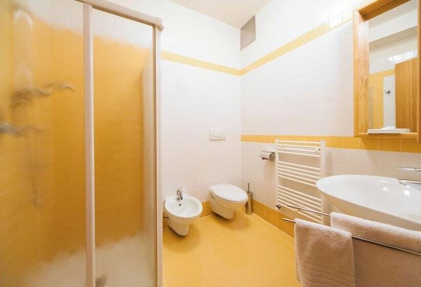 חדר סטנדרט לשלושה, Lumen