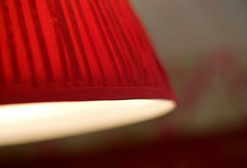 スタンダードルーム, The Three Crowns