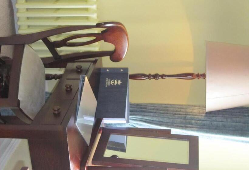 スーペリアールーム, The Three Crowns